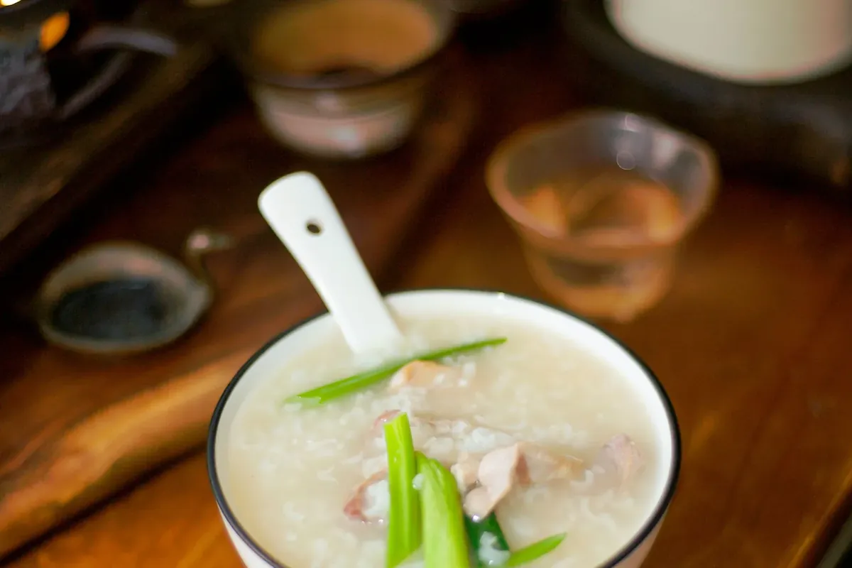 A bowl of rice porridge with a tea set, a soft food for the first days after surgery